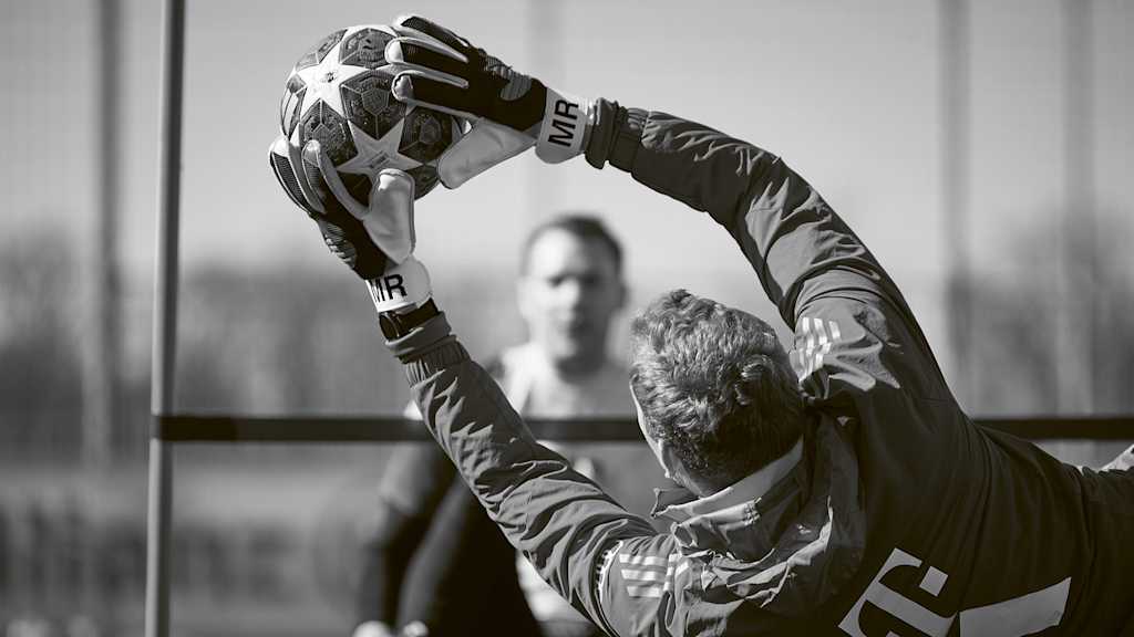 Sven Ulreich pariert einen Ball in einer Trainingseinheit des FC Bayern.