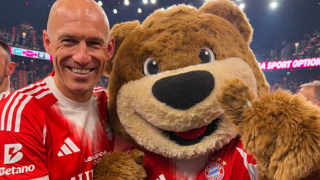 Berni und Arjen Robben lächeln beim Legends Cup in die Kamera.