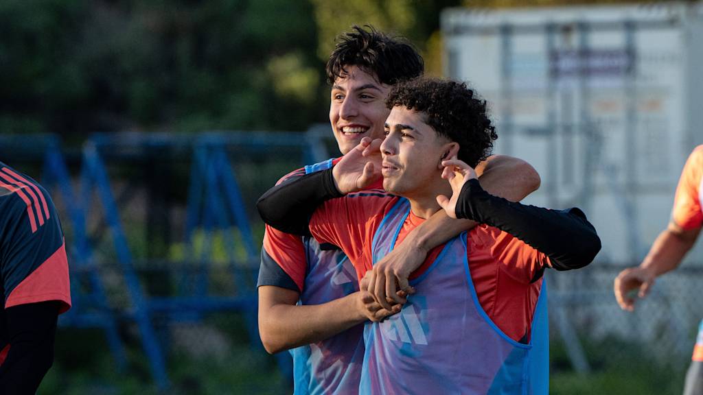 Jussef Nasrawe und Deniz Ofli jubeln während einer Trainingseinheit.