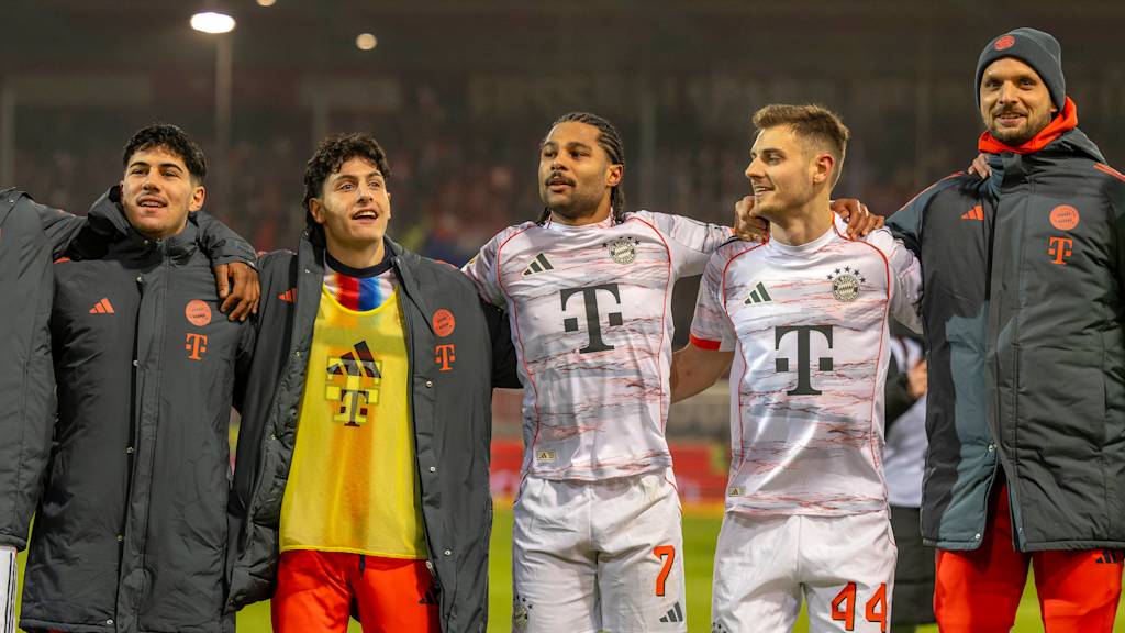 Deniz Ofli feiert nach einem Sieg der FC Bayern Profis gemeinsam mit der Mannschaft und den Fans.