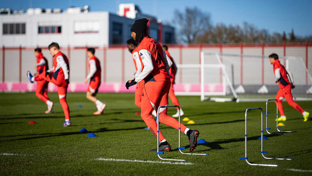 Michael Olise im Training des FC Bayern