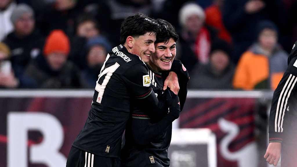 Deniz Ofli und Felipe Chávez freuen sich gemeinsam über ein Tor.