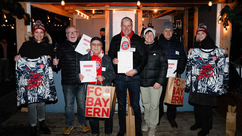Gewinnerteam mit Preisen des FC Bayern-Eisstoßschießens am Nockherberg