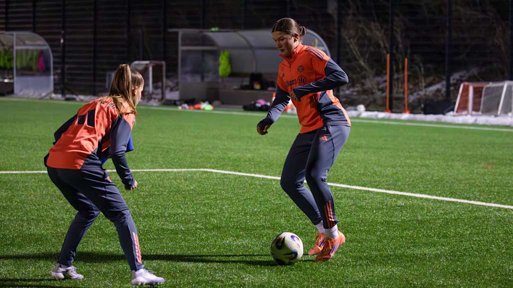 Die Spielerinnen der FC Bayern Frauen II im Eins-gegen-eins-Duell.