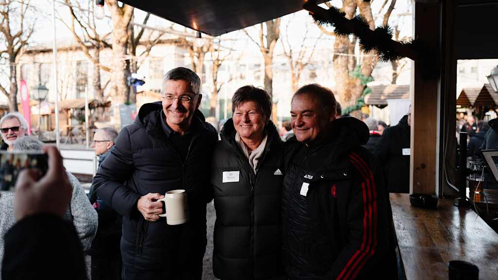 Herbert Hainer (l.) und Karin Danner (M.) beim FC Bayern Eisstockschießen am Nockherberg
