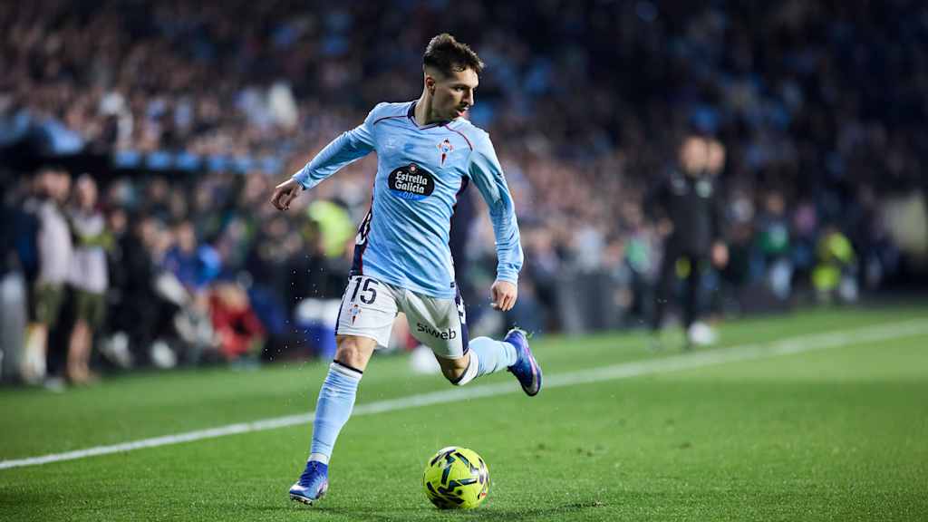 Bryan Zaragoza dribbelt im Trikot von Celta Vigo.