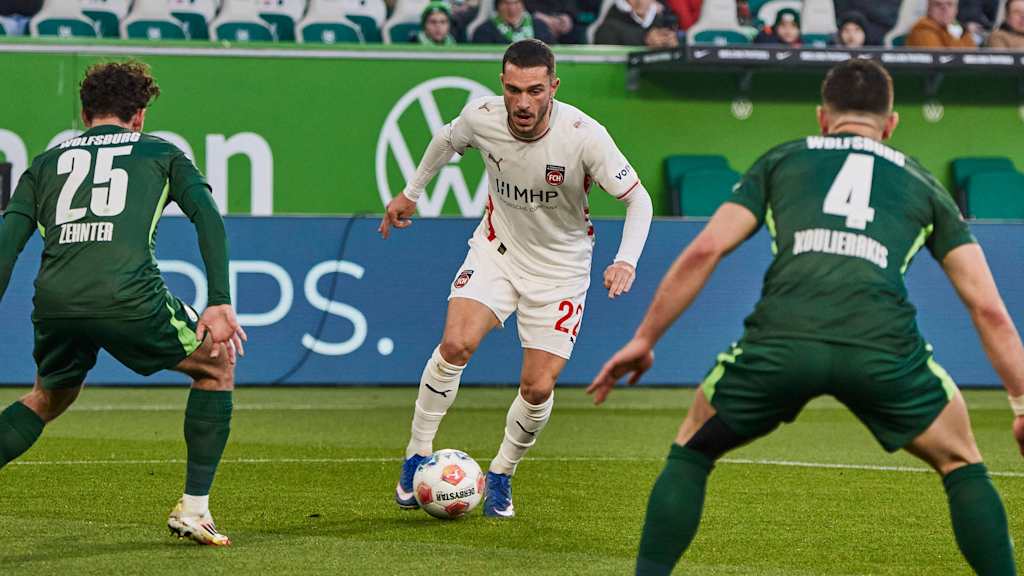 Arijon Ibrahimović ist im Duell gegen zwei Gegenspieler fokussiert.