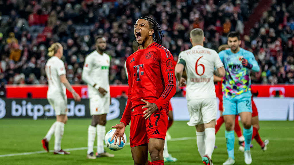 Michael Olise jubelt nach einem Tor für den FC Bayern gegen Augsburg