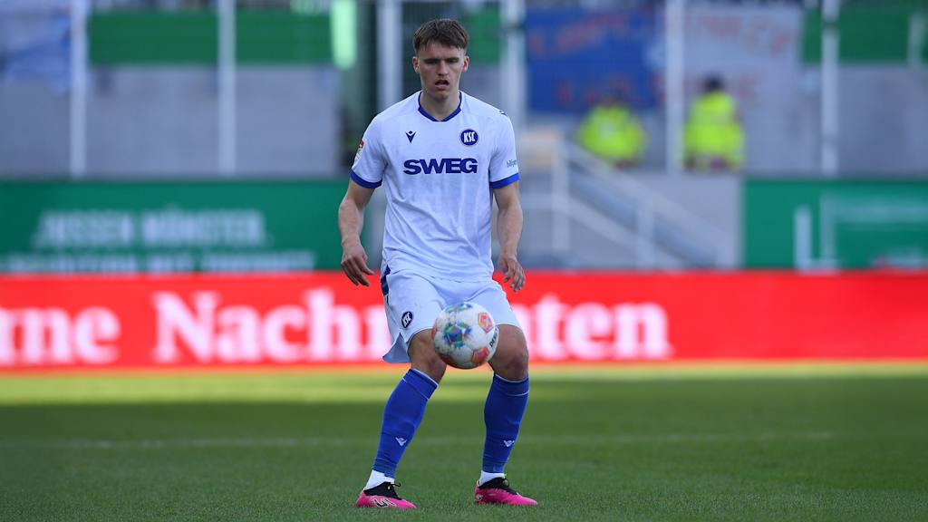 Paul Scholl visiert den Ball an.