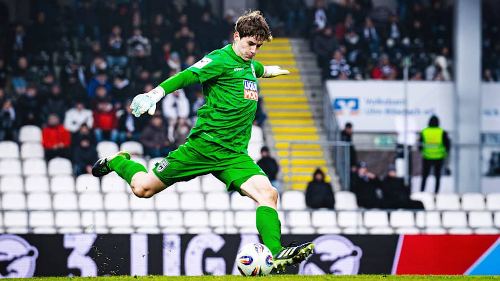 Max Schmitt führt einen Abstoß aus.