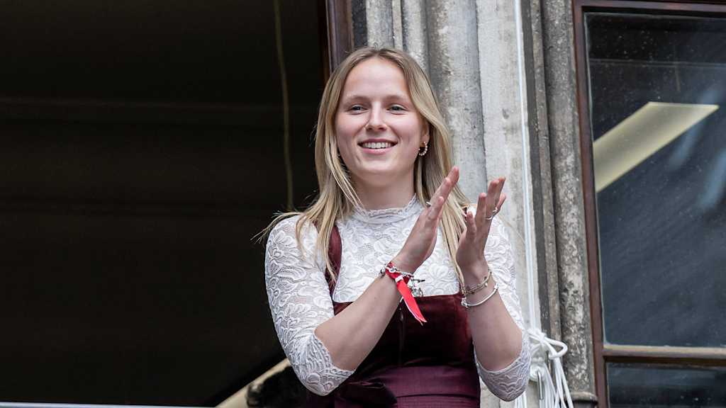 Franziska Kett lächelnd auf dem Balkon des Münchner Rathausses bei der gemeinsamen Meisterfeier der Männer und Frauen.