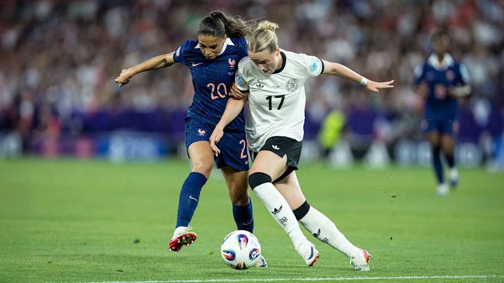 Franziska Kett im Einsatz für die deutsche Nationalmannschaft während des Duells gegen Frankreich bei der Europameisterschaft 2025.
