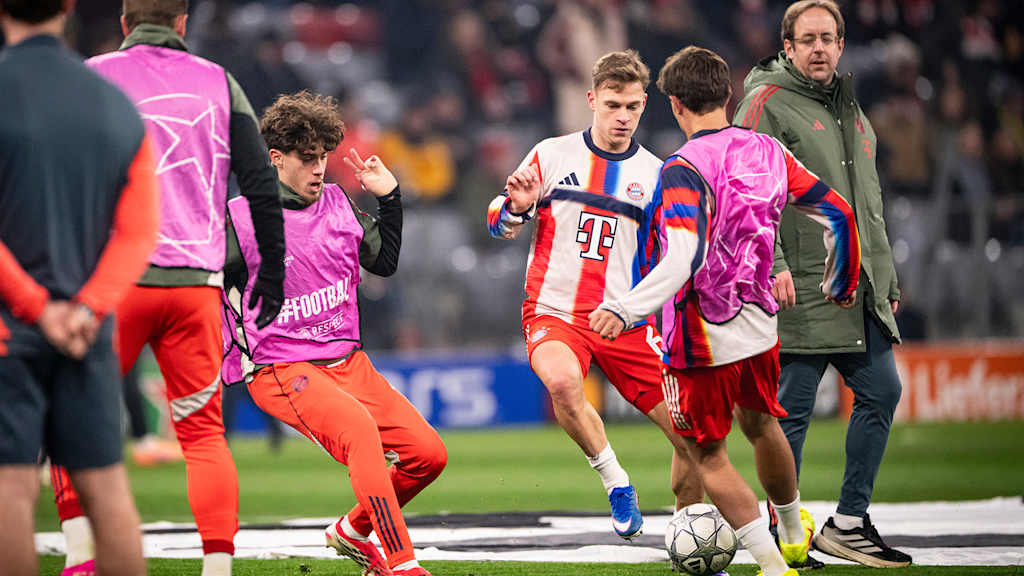 Joshua Kimmich im Zweikampf beim Aufwärmen vor dem Champions League-Spiel des FC Bayern gegen Royale Union Saint-Gillloise.