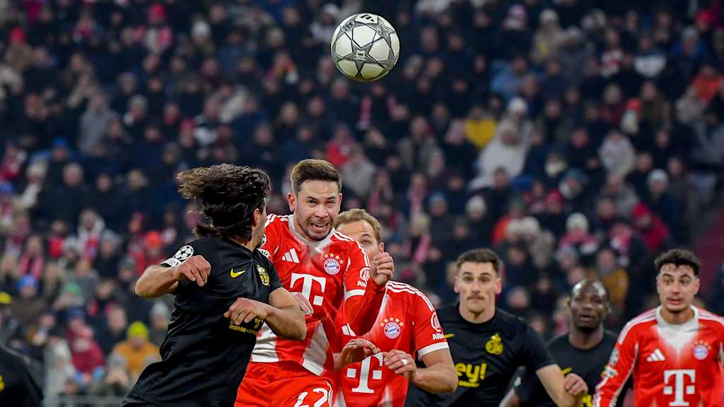 Raphael Guerreiro steigt zum Kopfball hoch im Manuel Neuer pariert den Kopfball von Promise David im Champions League-Spiel des FC Bayern gegen Royale Union Saint-Gilloise