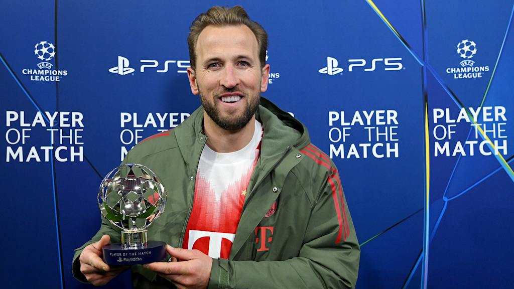 Harry Kane erhält den Preis als Spieler des Spiels  nach dem Sieg gegen Saint-Gilloise in der Champions League