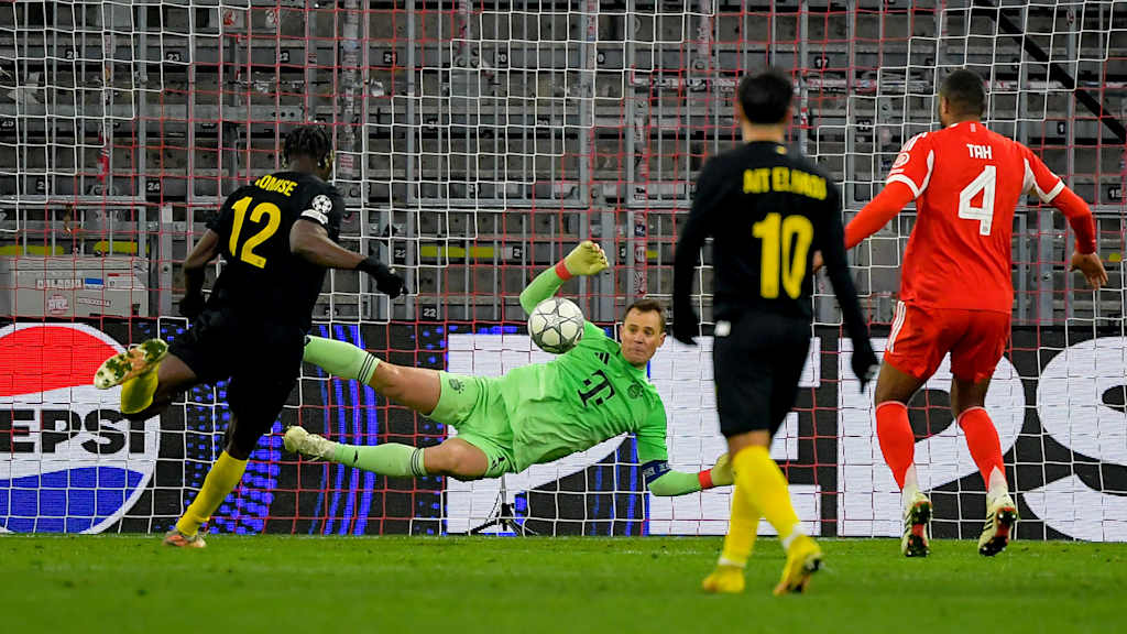 Manuel Neuer pariert den Kopfball von Promise David im Champions League-Spiel des FC Bayern gegen Royale Union Saint-Gilloise