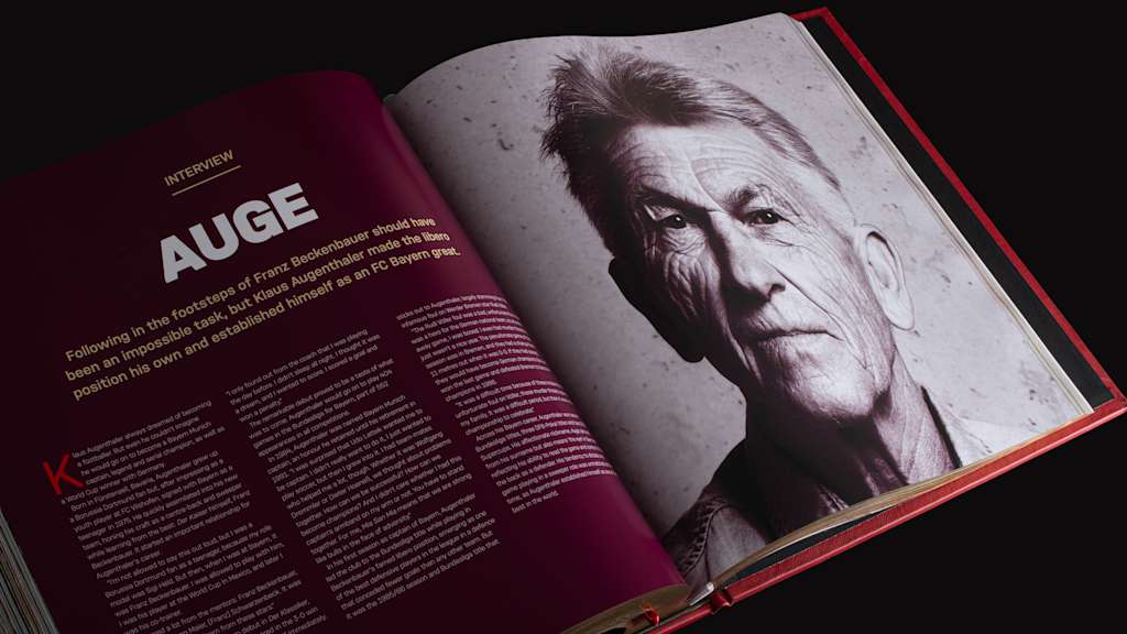 Eine Doppelseite des FC Bayern Opus Buches wird gezeigt: Mit Klaus Augenthaler.
