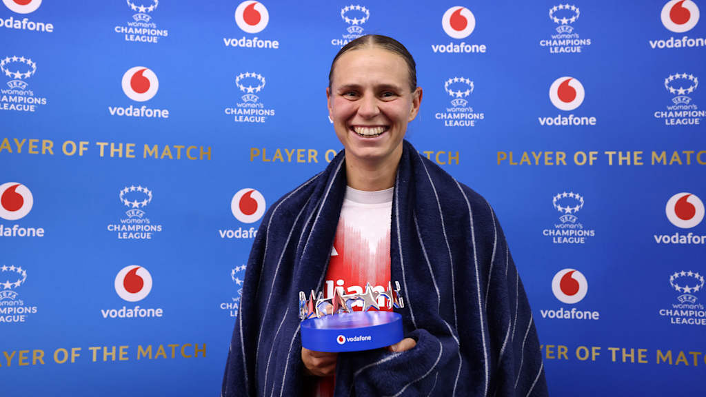 Klara Bühl posiert mit der Spielerin des Spiels-Trophäe nach der Partie gegen Arsenal.