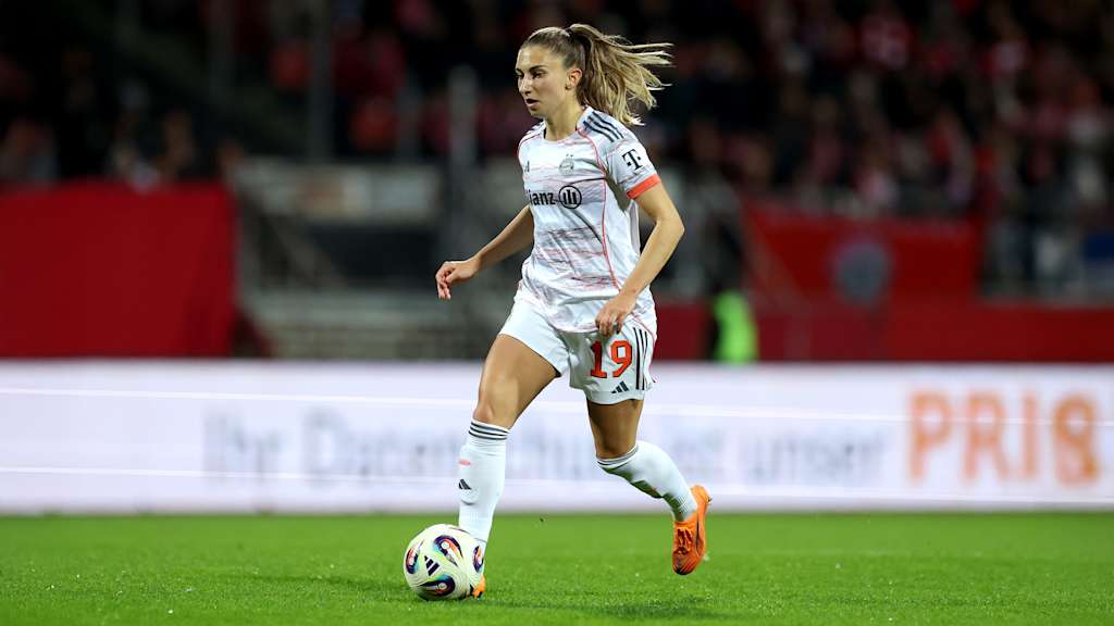 Kathi Naschenweng im Einsatz für die FC Bayern Frauen während des Auswärtsspiels beim 1. FC Nürnberg.
