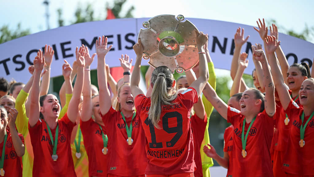 Kathi Naschenweng streckt die Meisterschale in Hoffenheim in die Höhe.