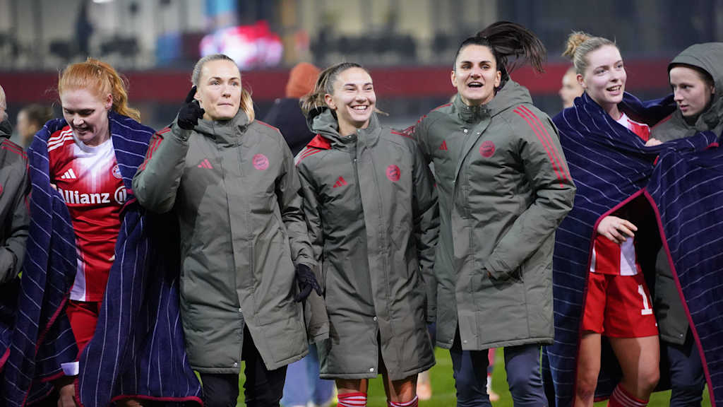 Kathi Naschenweng bejubelt mit ihren Teamkolleginnen einen Sieg in der Champions League am FC Bayern Campus.