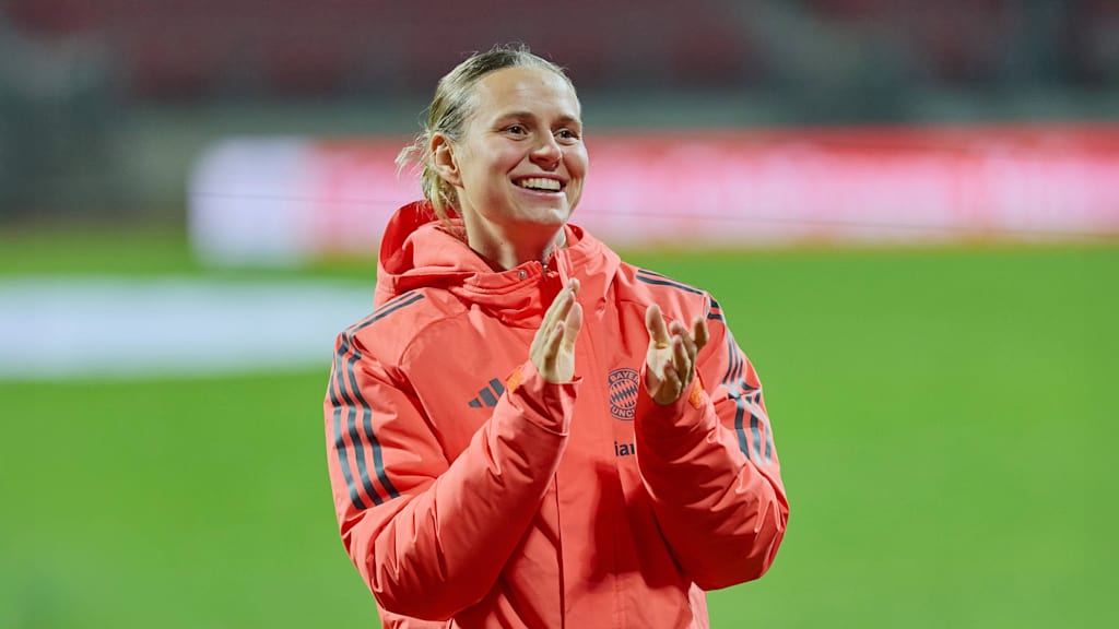 Klara Bühl klatscht nach einem Spiel der FC Bayern Frauen in die Hände.