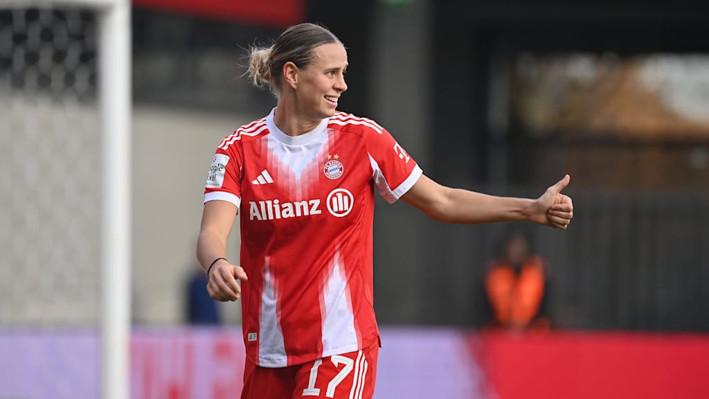 Klara Bühl zeigt ihren Mitspielerinnen einen Daumen nach oben.