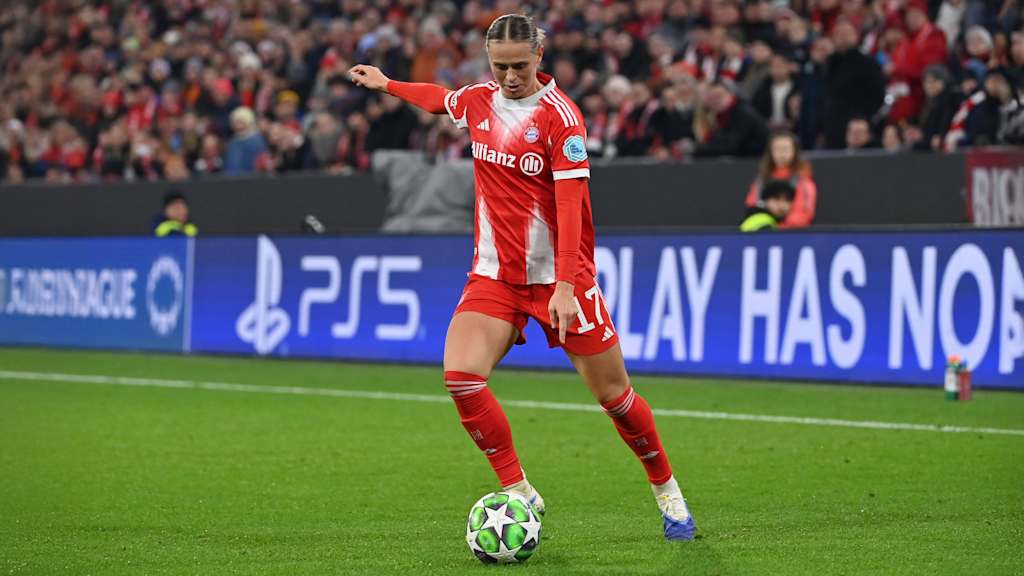 Klara Bühl schlägt eine Flanke während des Champions League-Spiels gegen Arsenal in der Allianz Arena.