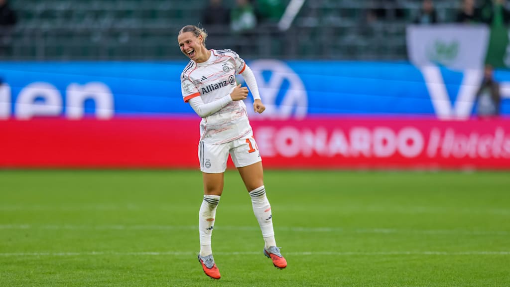 Klara Bühl springt und freut sich.