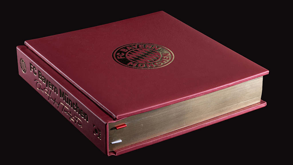The closed FC Bayern Opus book is shown.