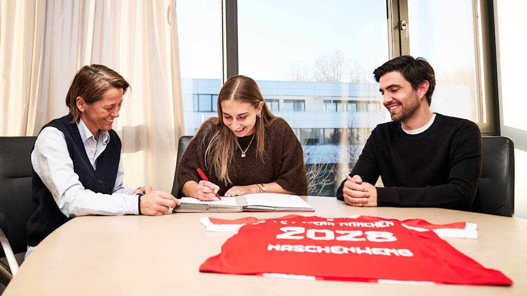Bianca Rech, Katharina Naschenweng und Francisco De Sá Fardilha während der Vertragsverlängerung von Katharina Naschenweng.