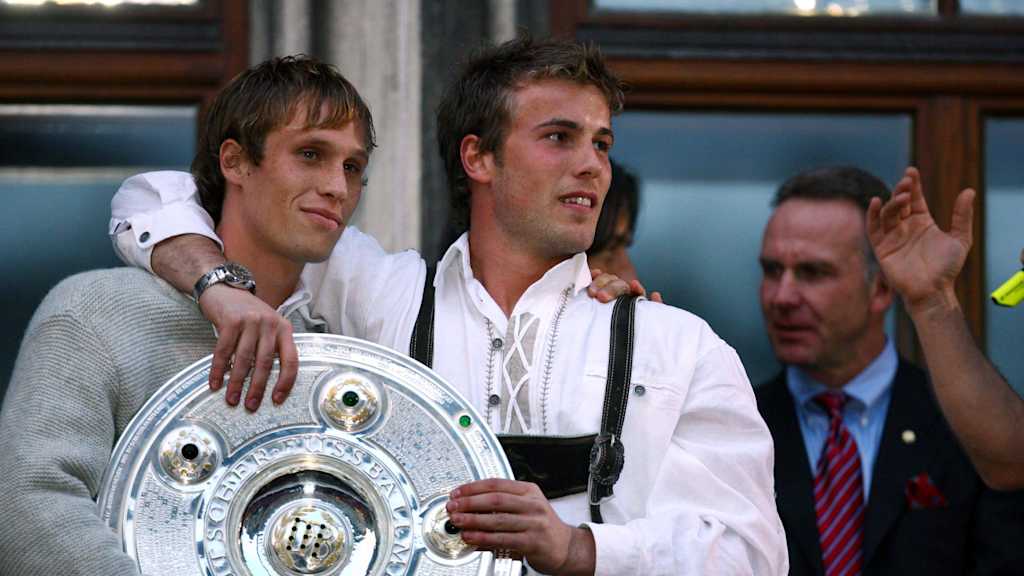 Andreas Ottl und Michael Rensing in Tracht mit der Meisterschale