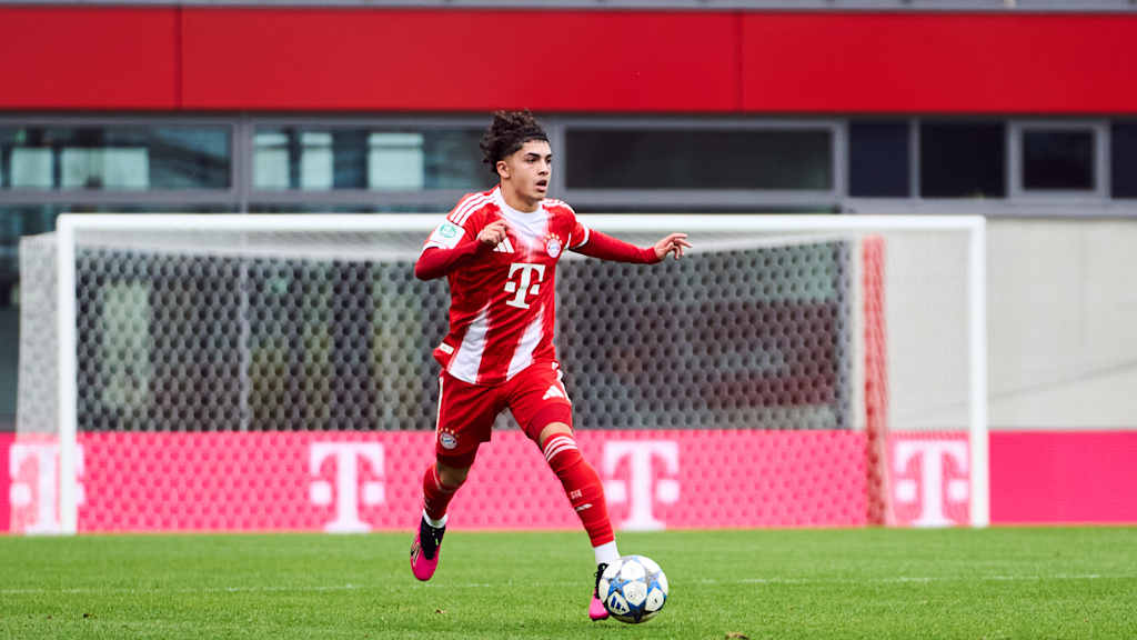 Jussef Nasrawe führt den Ball am Fuß.