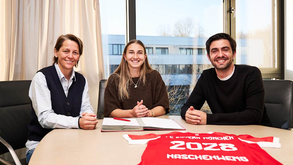 Alt-Tag: Bianca Rech, Katharina Naschenweng und Francisco De Sá Fardilha lächeln anlässlich der Vertragsverlängerung von Katharina Naschenweng.