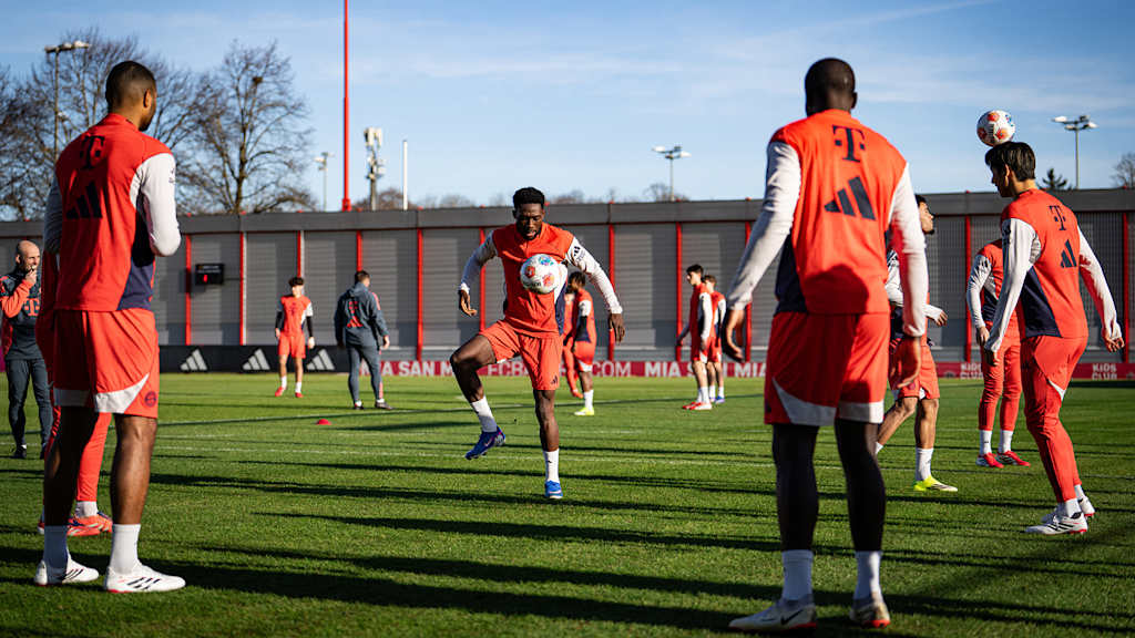 Alphonso Davies spielt einen Ball in der Luft im Training des FC Bayern