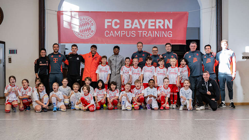 Schüler und Schülerinnen beim Campus Training des FC Bayern an einer Münchner Schule