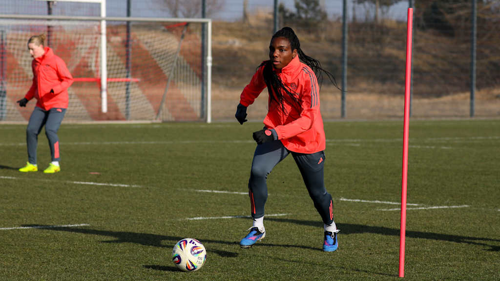 Edna Imade während einer Trainingseinheit der FC Bayern Frauen.