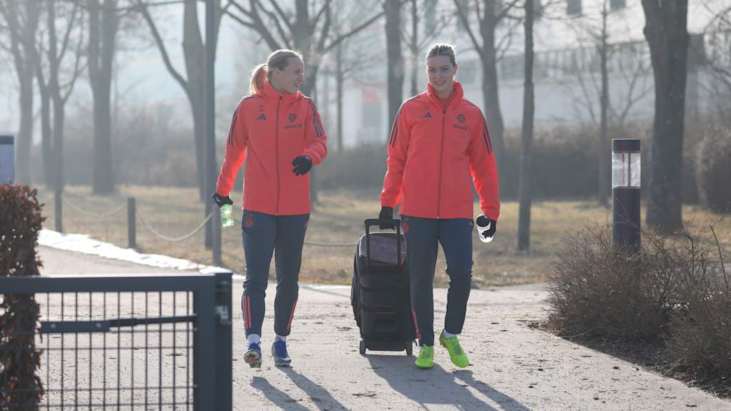 Franziska Kett und Alara auf dem Weg zu einer Trainingseinheit der FC Bayern Frauen.
