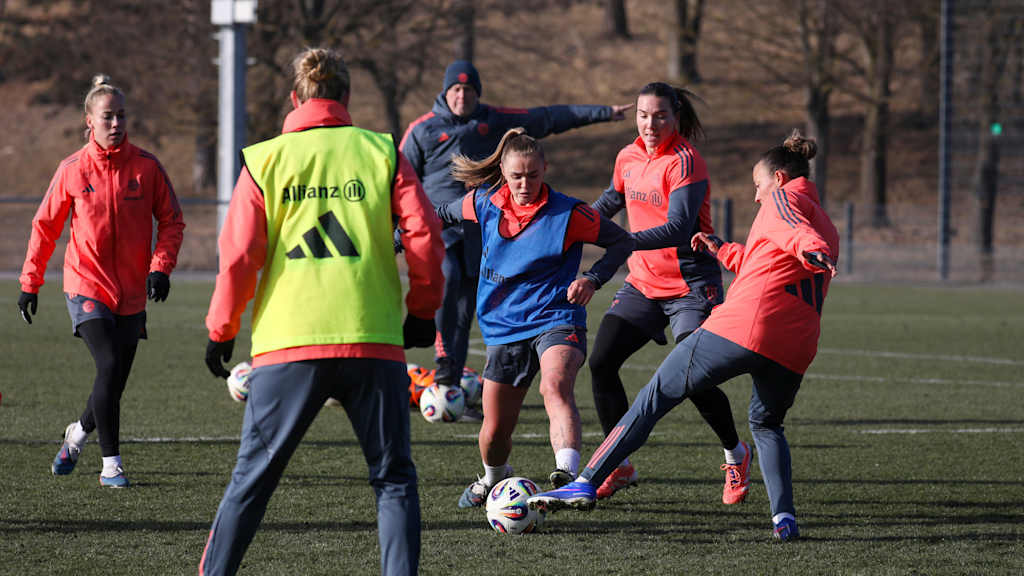 Die FC Bayern Frauen um Georgia Stanway in Vorbereitung auf das Duell gegen Leipzig.