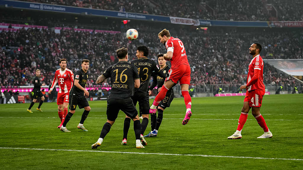 Harry Kane köpft aufs Tor während des Heimspiels des FC Bayern in der Bundesliga gegen den FC Augsburg