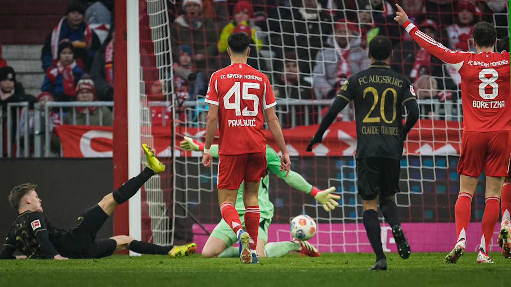 Jonas Urbig pariert während des Heimspiels des FC Bayern in der Bundesliga gegen den FC Augsburg