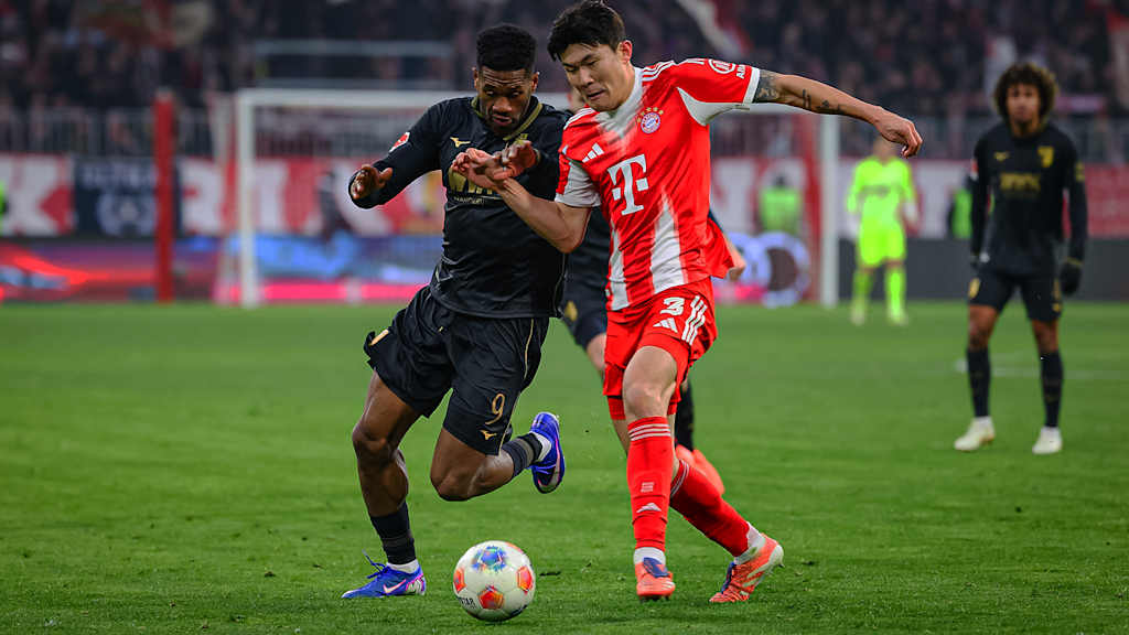 Minjae Kim im Zweikampf während des Heimspiels des FC Bayern in der Bundesliga gegen den FC Augsburg