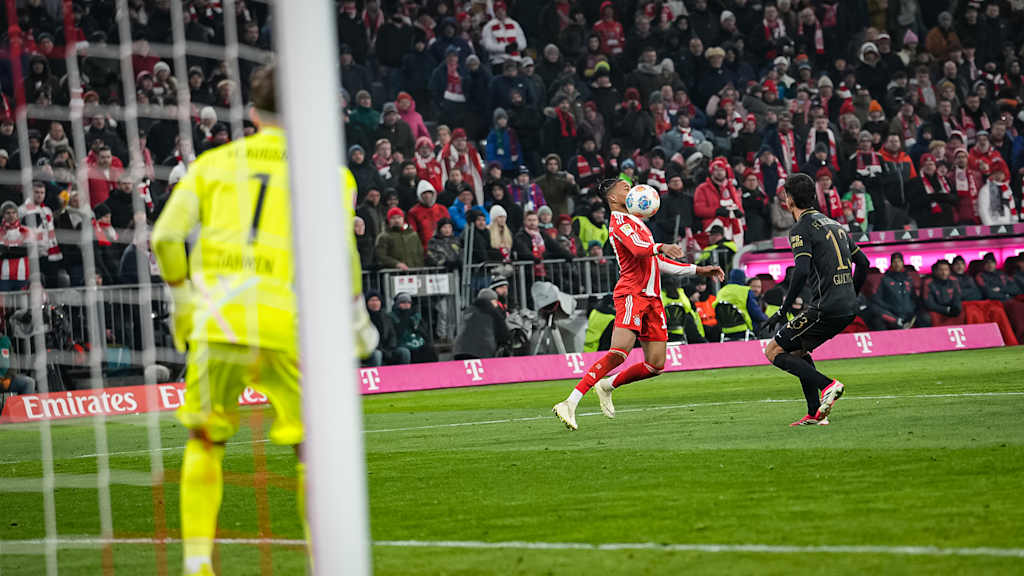 Michael Olise saugt den Ball herunter während des Heimspiels des FC Bayern in der Bundesliga gegen den FC Augsburg