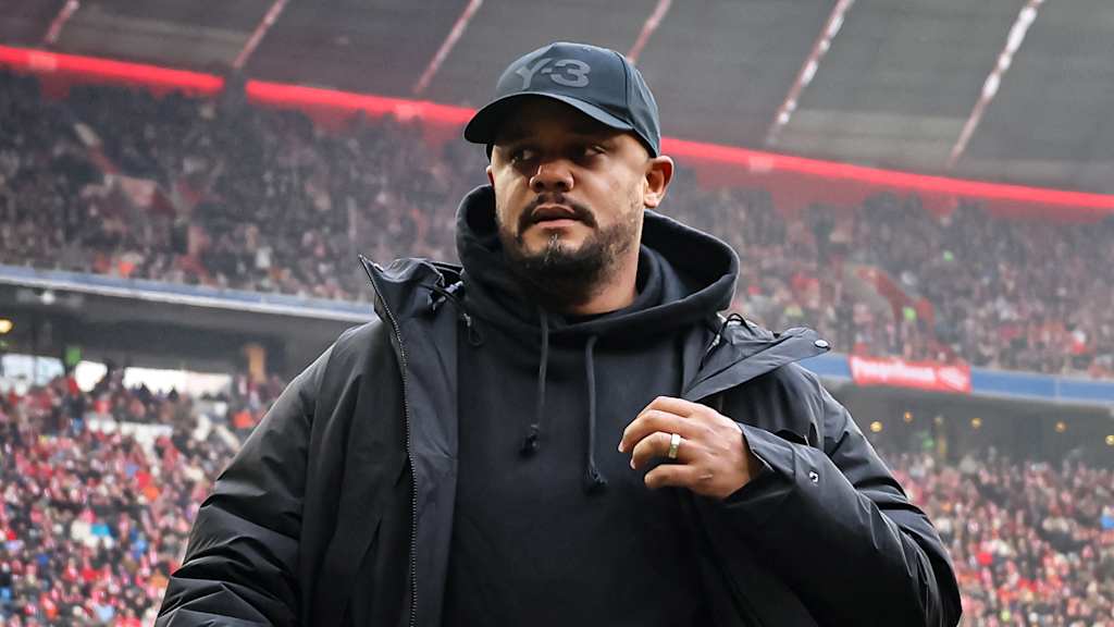 Vincent Kompany an der Seitenlinie während des Heimspiels des FC Bayern in der Bundesliga gegen den FC Augsburg