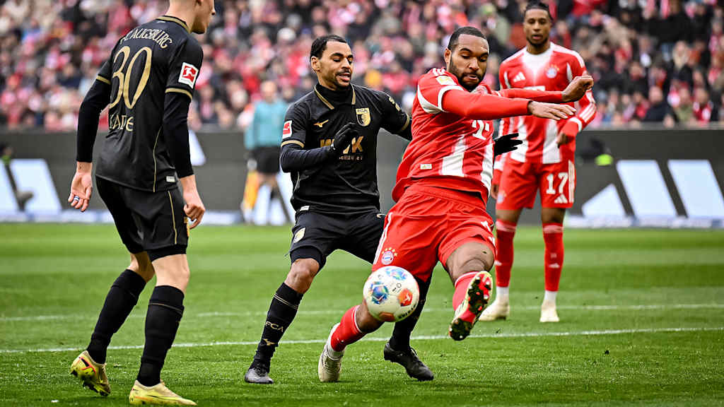 Jonathan Tah im Zweikampf während des Heimspiels des FC Bayern in der Bundesliga gegen den FC Augsburg
