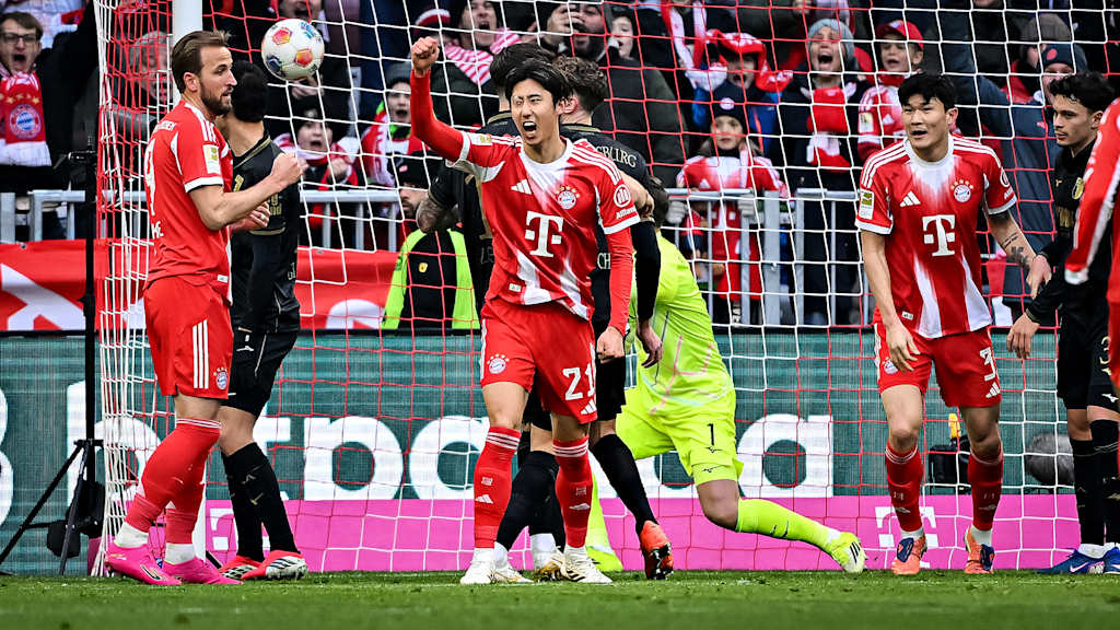 Hiroki Ito streckt die Faust in die Luft während des Heimspiels des FC Bayern in der Bundesliga gegen den FC Augsburg