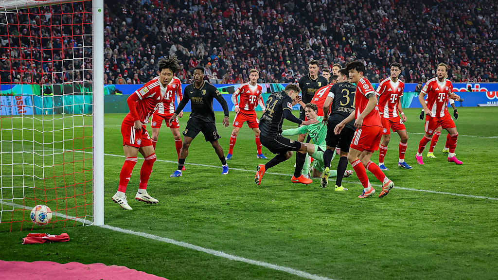 Arthur Chavers trifft zum 1:1-Ausgleich während des Heimspiels des FC Bayern in der Bundesliga gegen den FC Augsburg