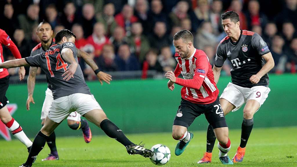 Robert Lewandowski bestreitet einen Zweikampf im Spiel des FC Bayern bei der PSV Eindhoven.