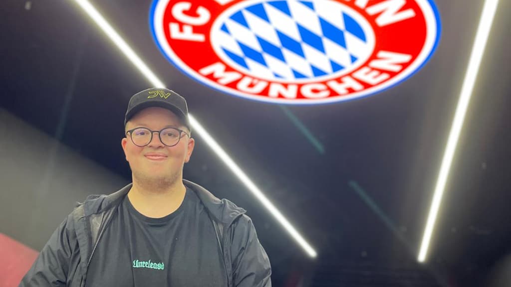 FC Bayern-Fan Glenn steht im Spielertunnel der Allianz Arena.