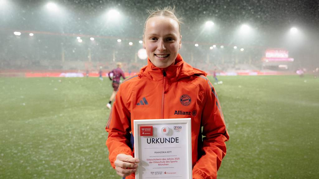 Franziska Ket hält ihre Urkunde stolz in der Hand